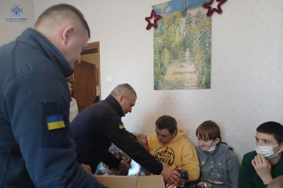 Коломийські рятувальники завітали до діток в реабілітаційному центрі с. Джурів 2