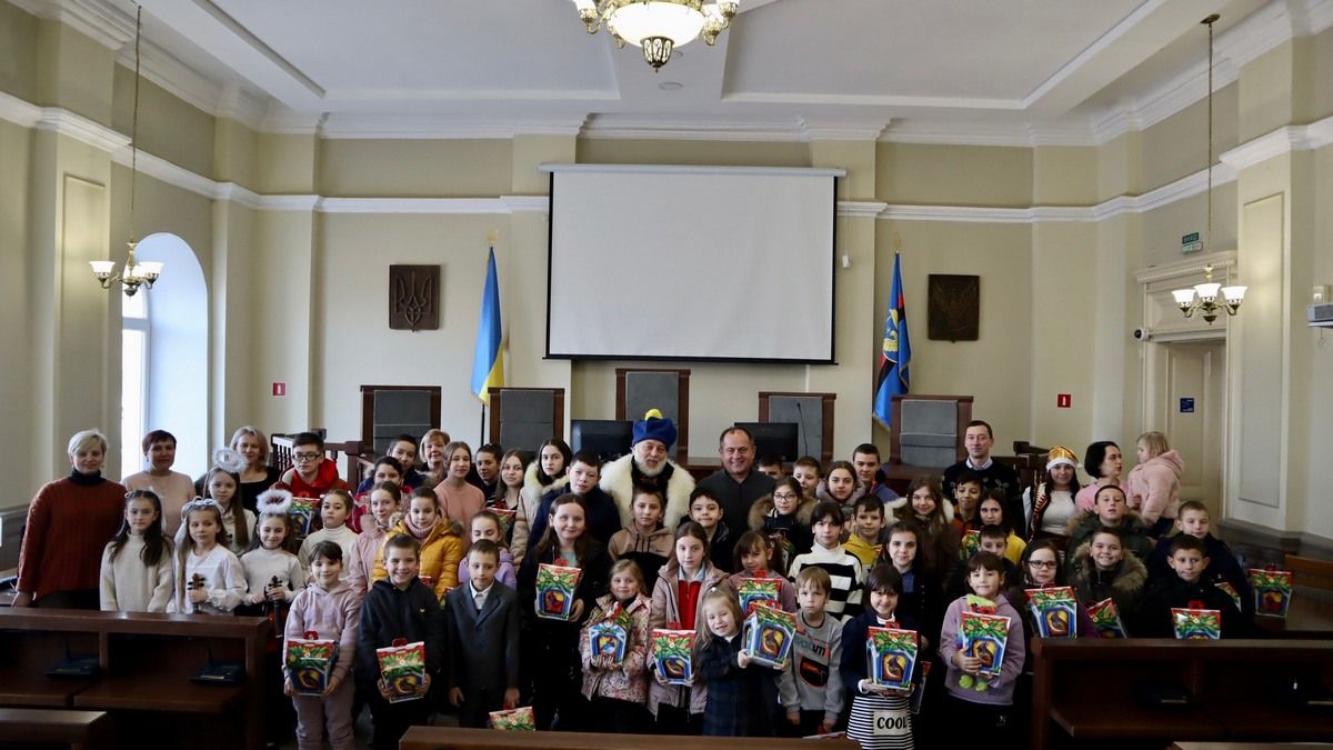 Коломийська малеча отримала подарунки та музичне різдвяне привітання у ратуші 7