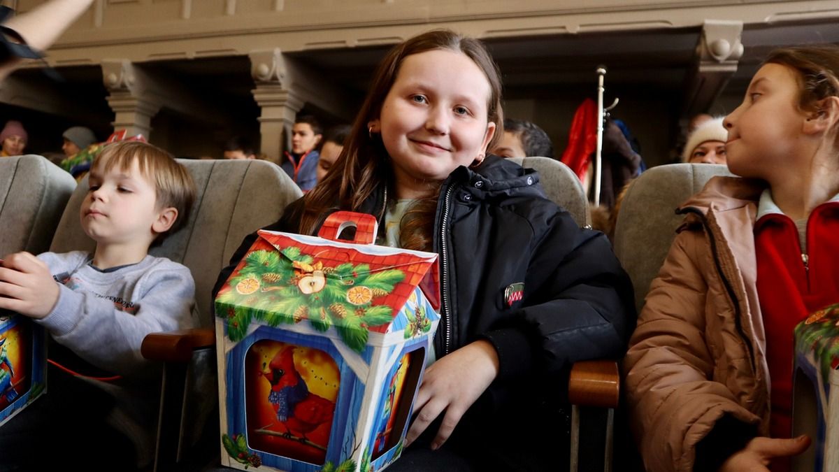 Коломийська малеча отримала подарунки та музичне різдвяне привітання у ратуші 1