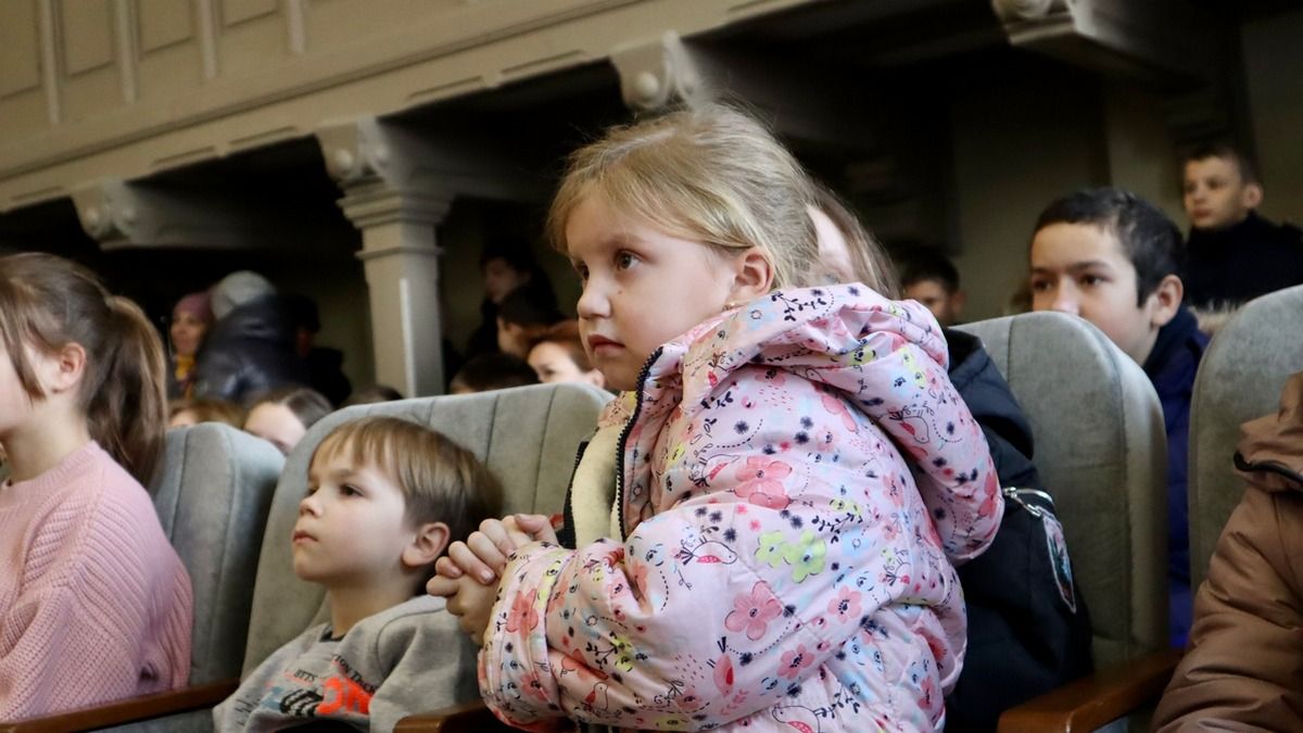 Коломийська малеча отримала подарунки та музичне різдвяне привітання у ратуші 2