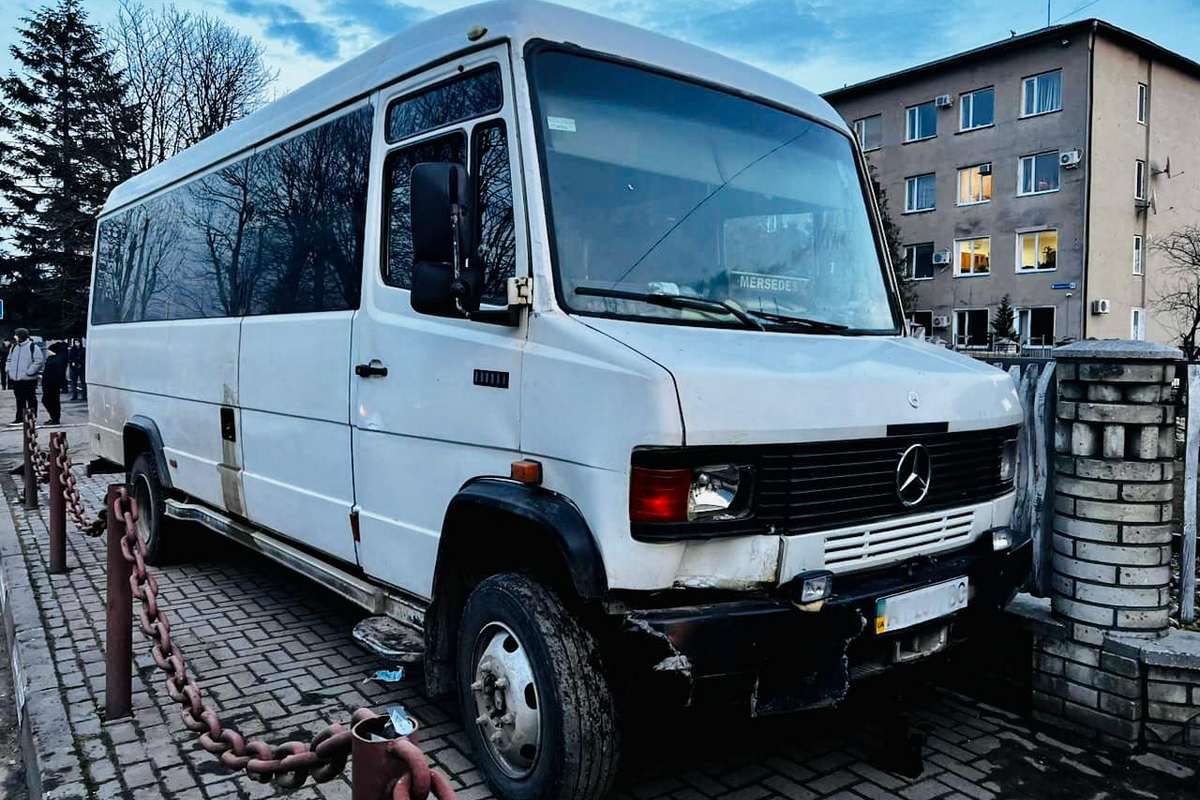 У Надвірній внаслідок зіткнення трьох автобусів загинув водій 1