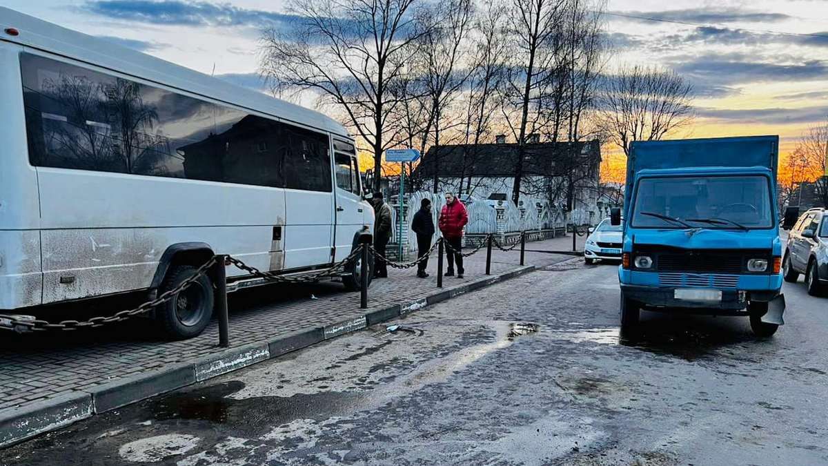 У Надвірній внаслідок зіткнення трьох автобусів загинув водій