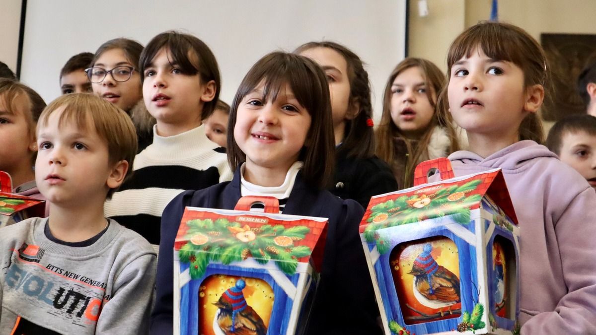 Коломийська малеча отримала подарунки та музичне різдвяне привітання у ратуші 8