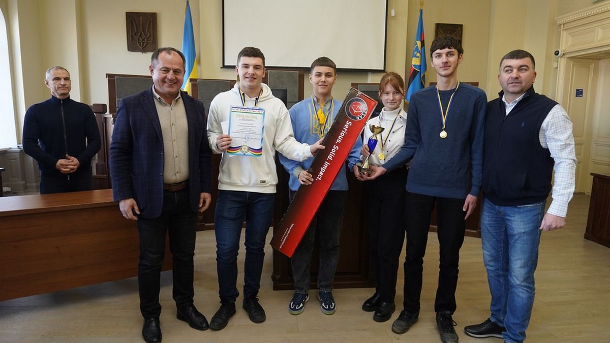 Мер міста подарував пневматичну рушницю ліцеїстам та вручив призи