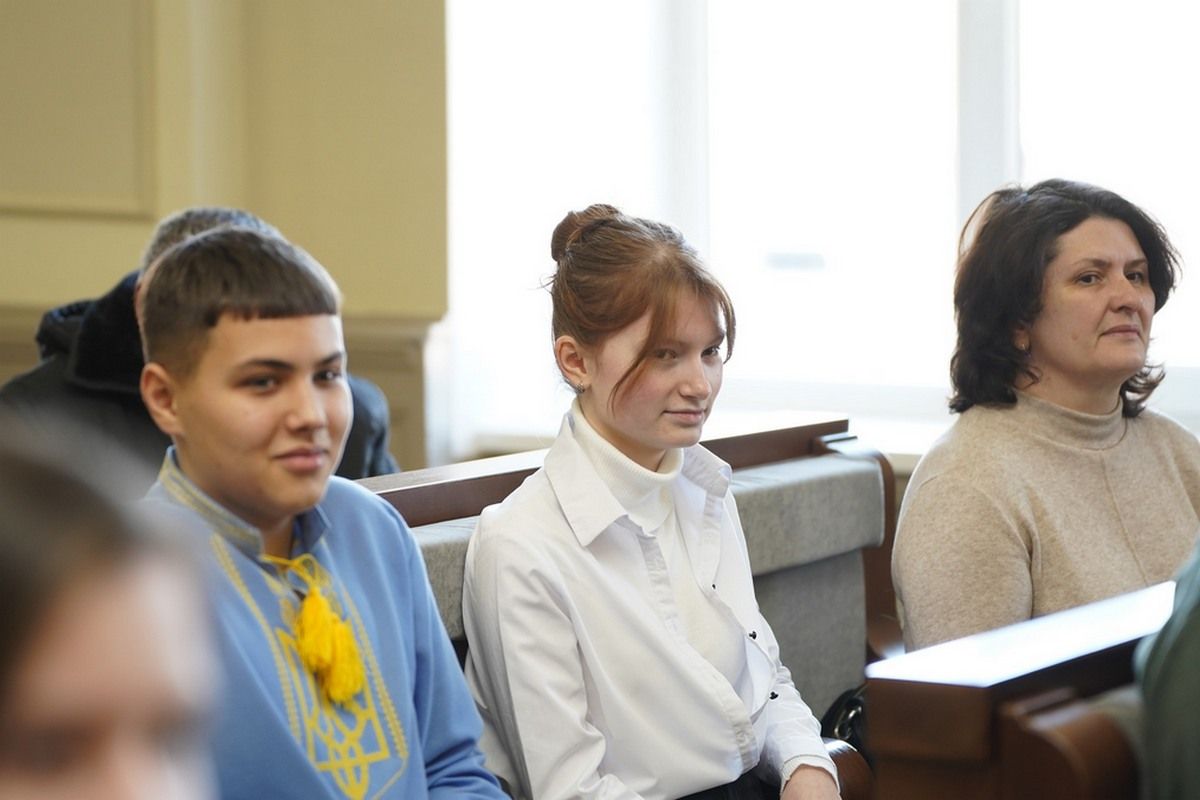 Мер міста подарував пневматичну рушницю ліцеїстам та вручив призи 10