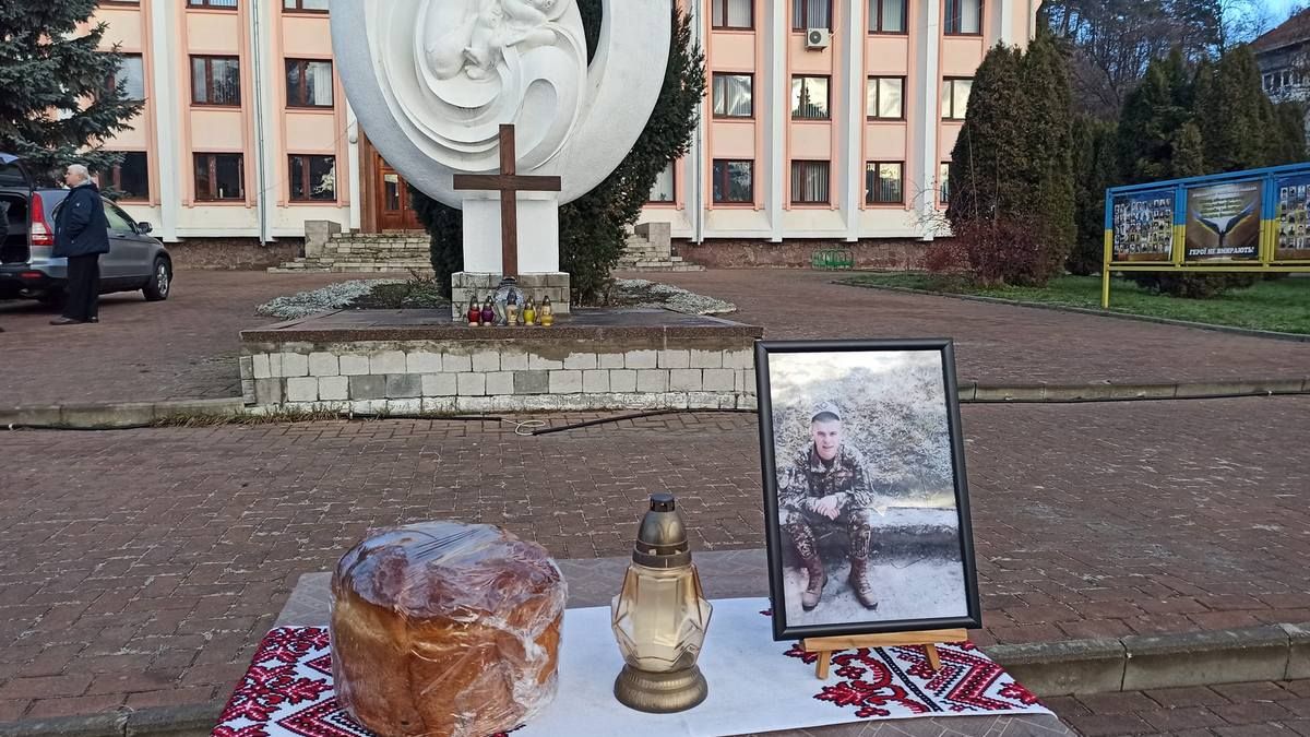 На Косівщині зустріли загиблого Ігоря Остроушка 3