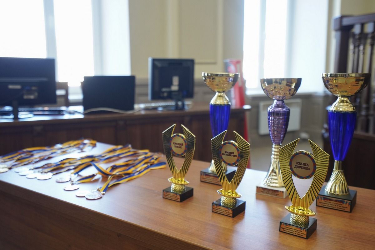 Мер міста подарував пневматичну рушницю ліцеїстам та вручив призи 1