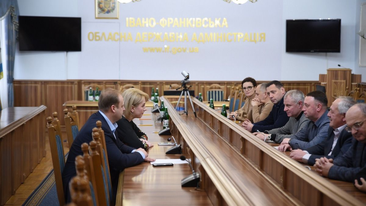 8 старлінків та 40 ноутбуків отримали лікарні Прикарпаття 2