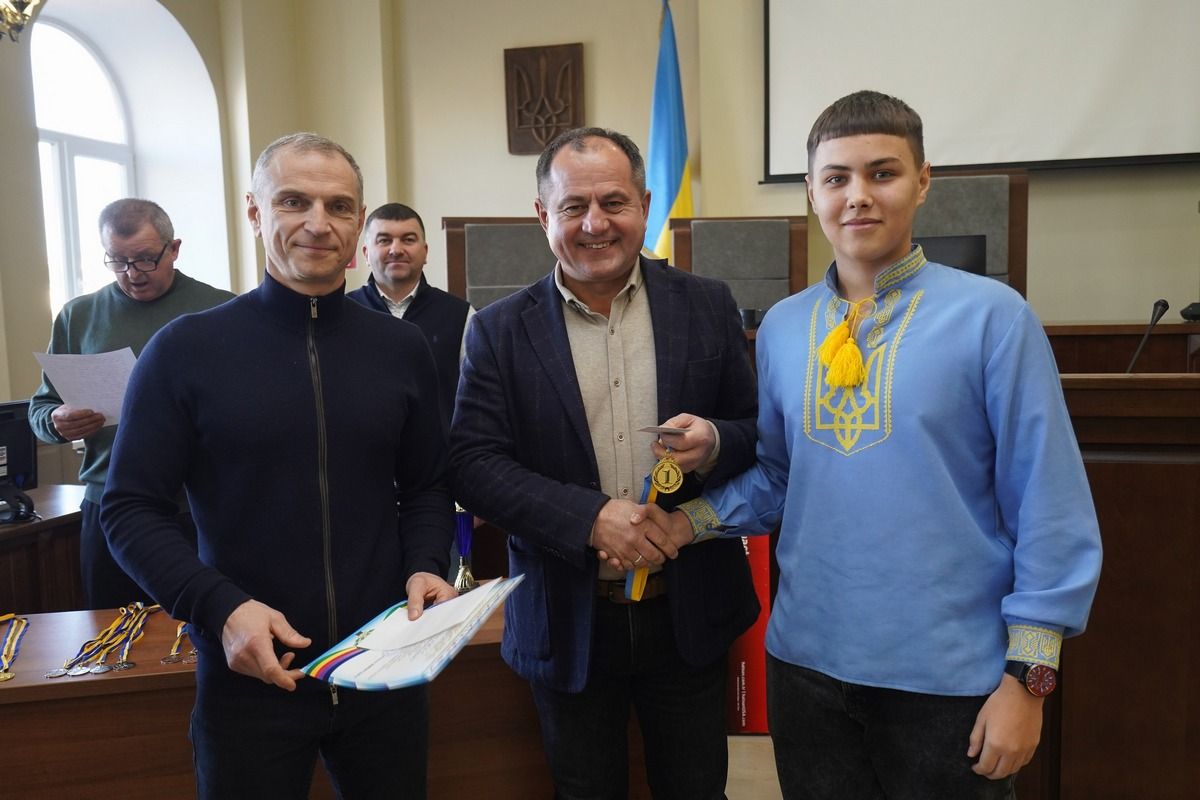 Мер міста подарував пневматичну рушницю ліцеїстам та вручив призи 7