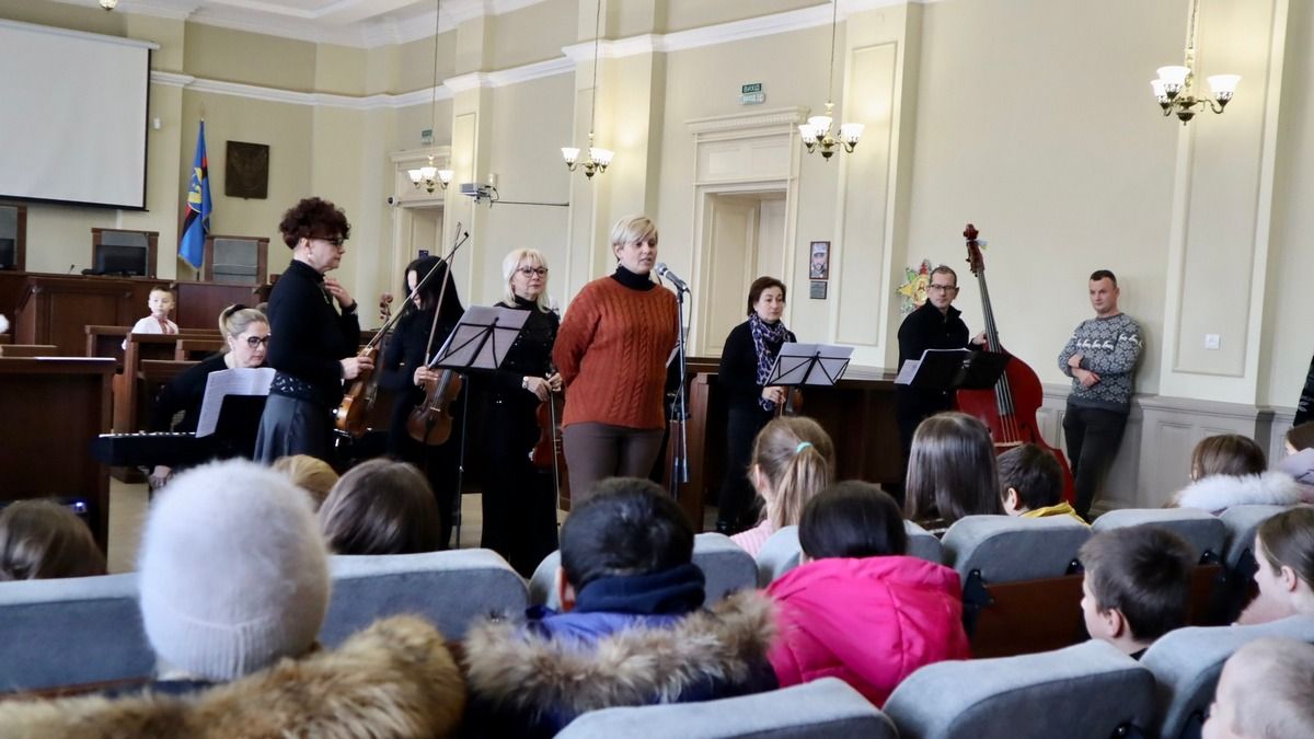 Коломийська малеча отримала подарунки та музичне різдвяне привітання у ратуші 3