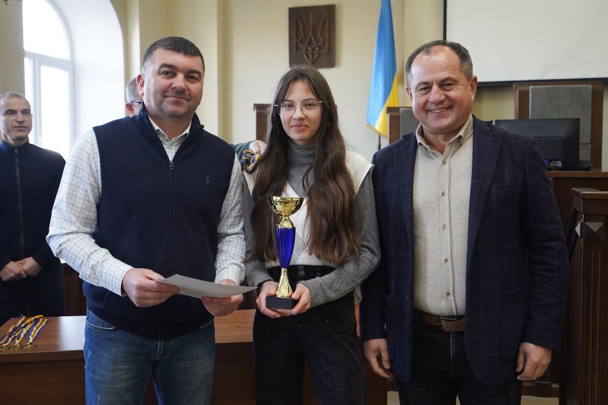 Мер міста подарував пневматичну рушницю ліцеїстам та вручив призи 12