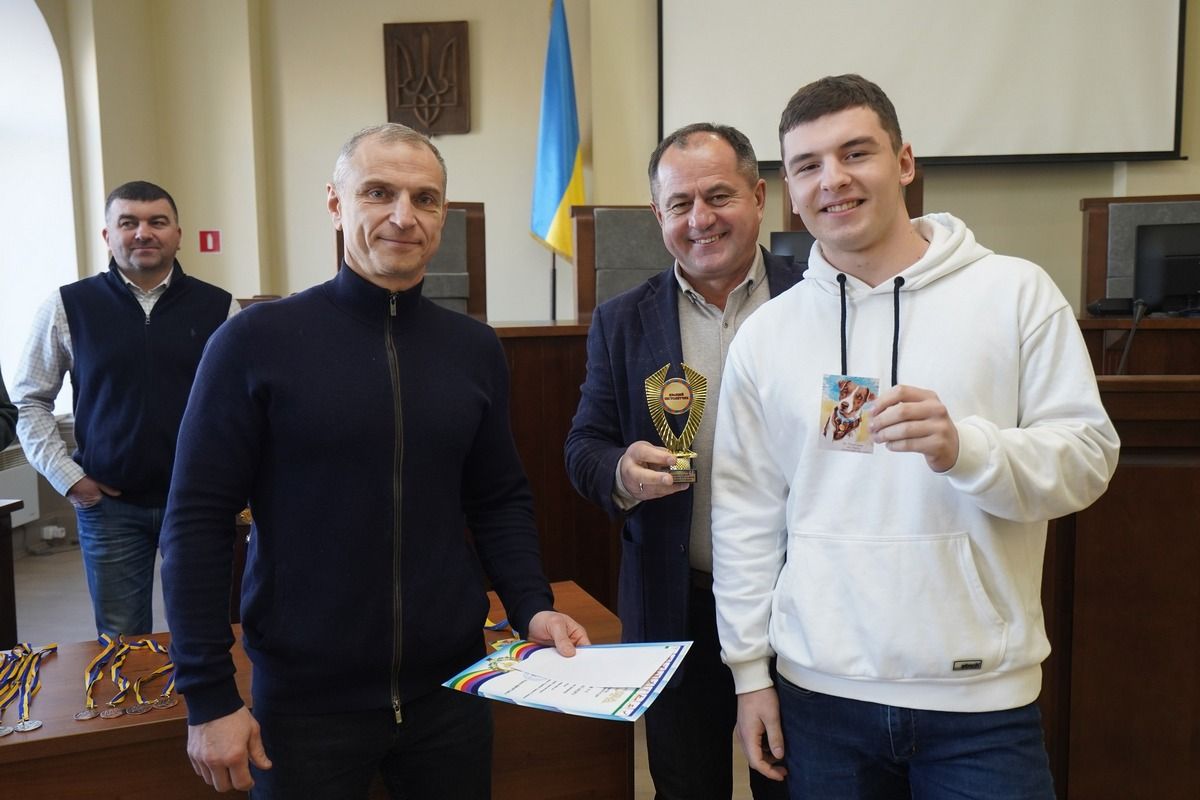 Мер міста подарував пневматичну рушницю ліцеїстам та вручив призи 8