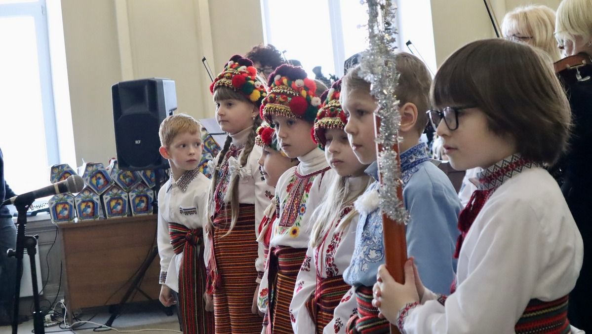 Коломийська малеча отримала подарунки та музичне різдвяне привітання у ратуші 4