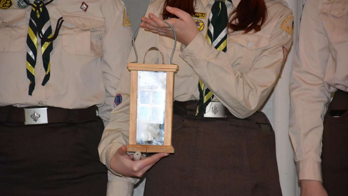 Надвірнянські пластуни передали Вифлеємський вогонь міському голові 3