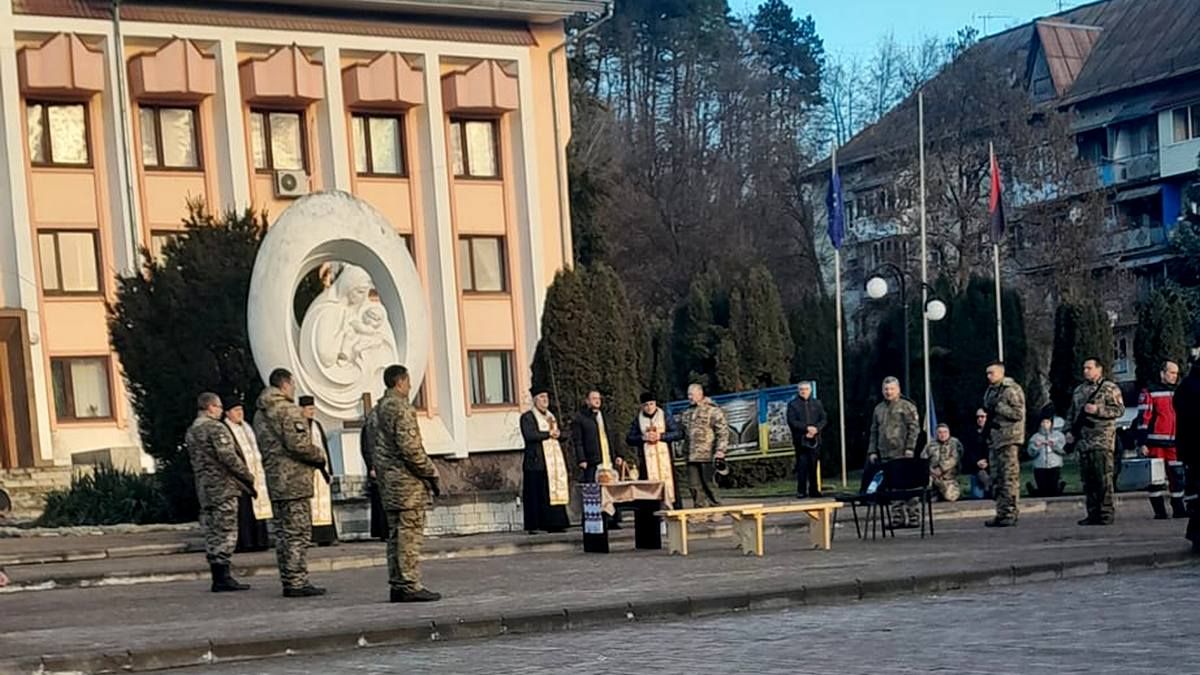 На Косівщині зустріли загиблого Ігоря Остроушка 1