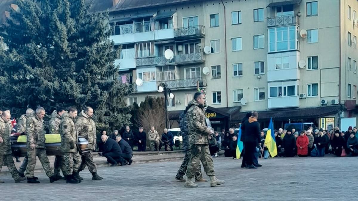 На Косівщині зустріли загиблого Ігоря Остроушка 2