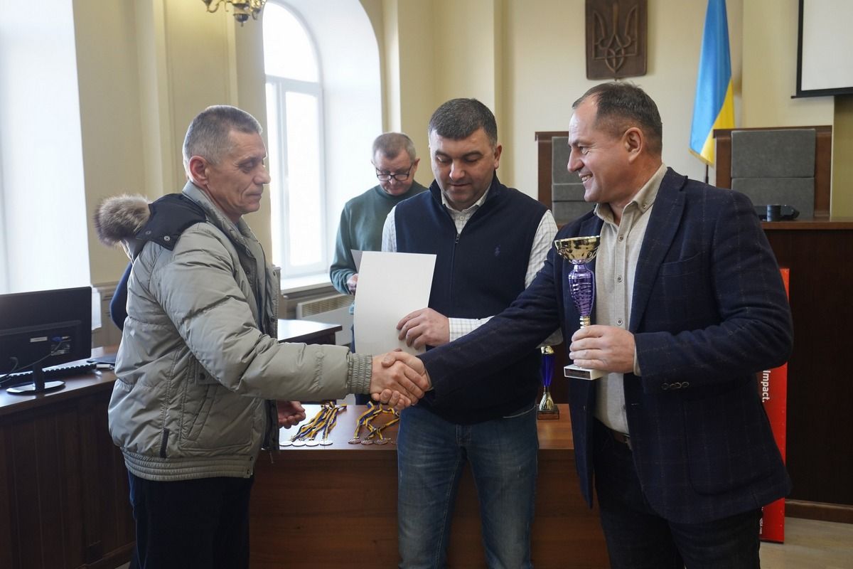 Мер міста подарував пневматичну рушницю ліцеїстам та вручив призи 11