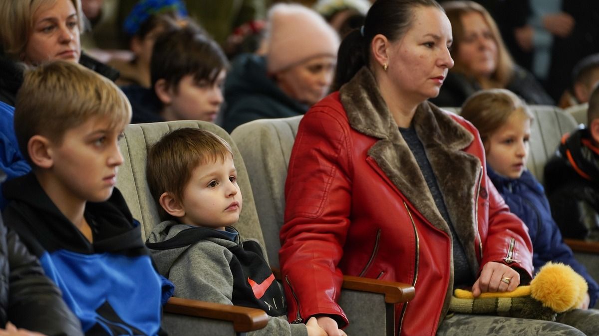 Діти загиблих захисників Коломийської громади отримали різдвяні подарунки 12