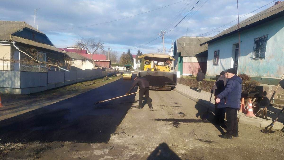 У Рашкові, що на Городенківщині, вистелили 1800 м.кв.  асфальту 4
