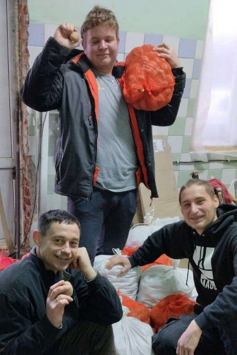 Переселенці Коломиї отримали 2 тонни урожаю картоплі 5