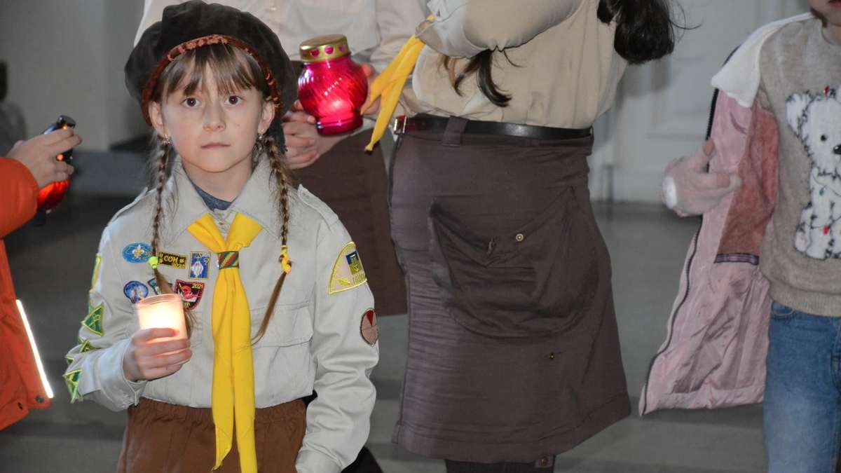 Надвірнянські пластуни передали Вифлеємський вогонь міському голові 2