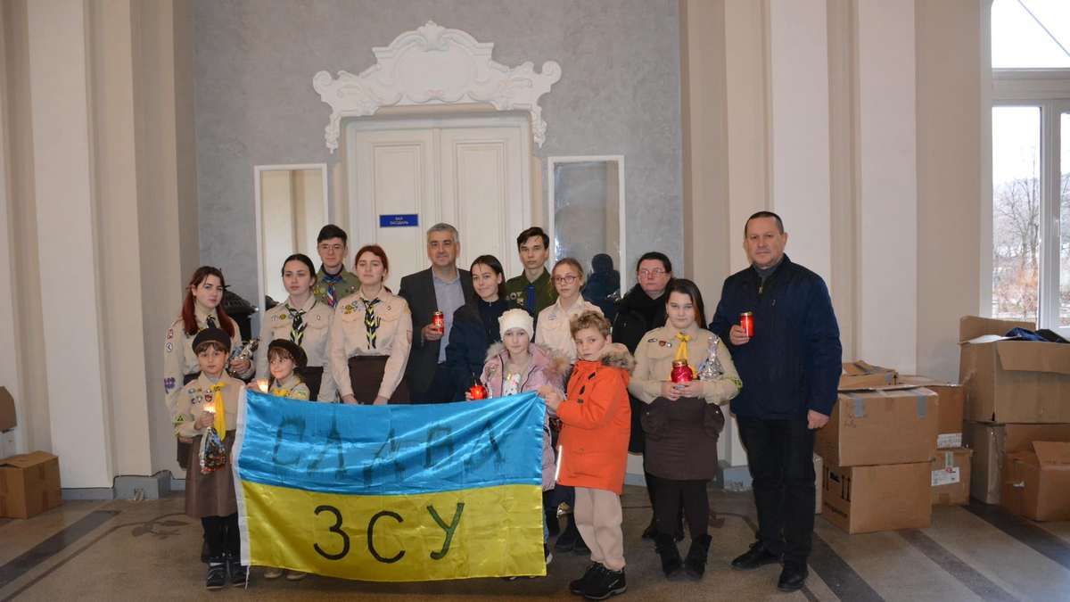 Надвірнянські пластуни передали Вифлеємський вогонь міському голові 6