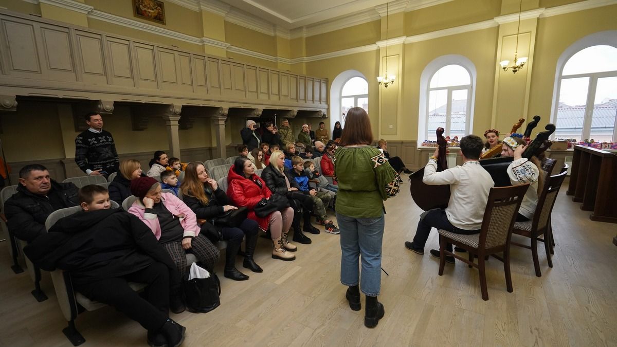Діти загиблих захисників Коломийської громади отримали різдвяні подарунки 8
