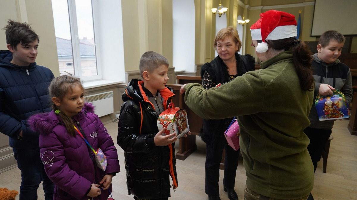 Діти загиблих захисників Коломийської громади отримали різдвяні подарунки 4