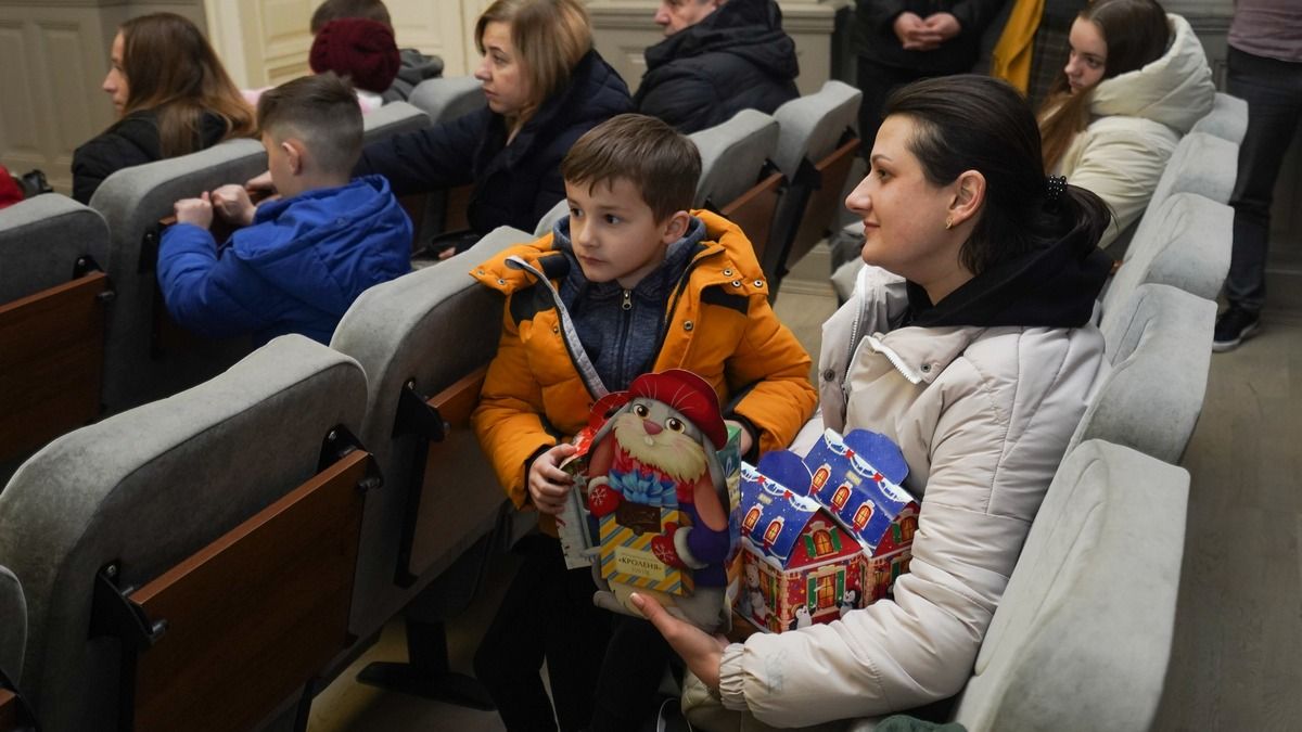 Діти загиблих захисників Коломийської громади отримали різдвяні подарунки 3