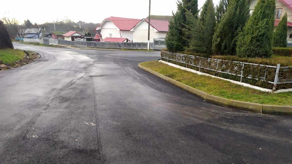 У Рашкові, що на Городенківщині, вистелили 1800 м.кв.  асфальту
