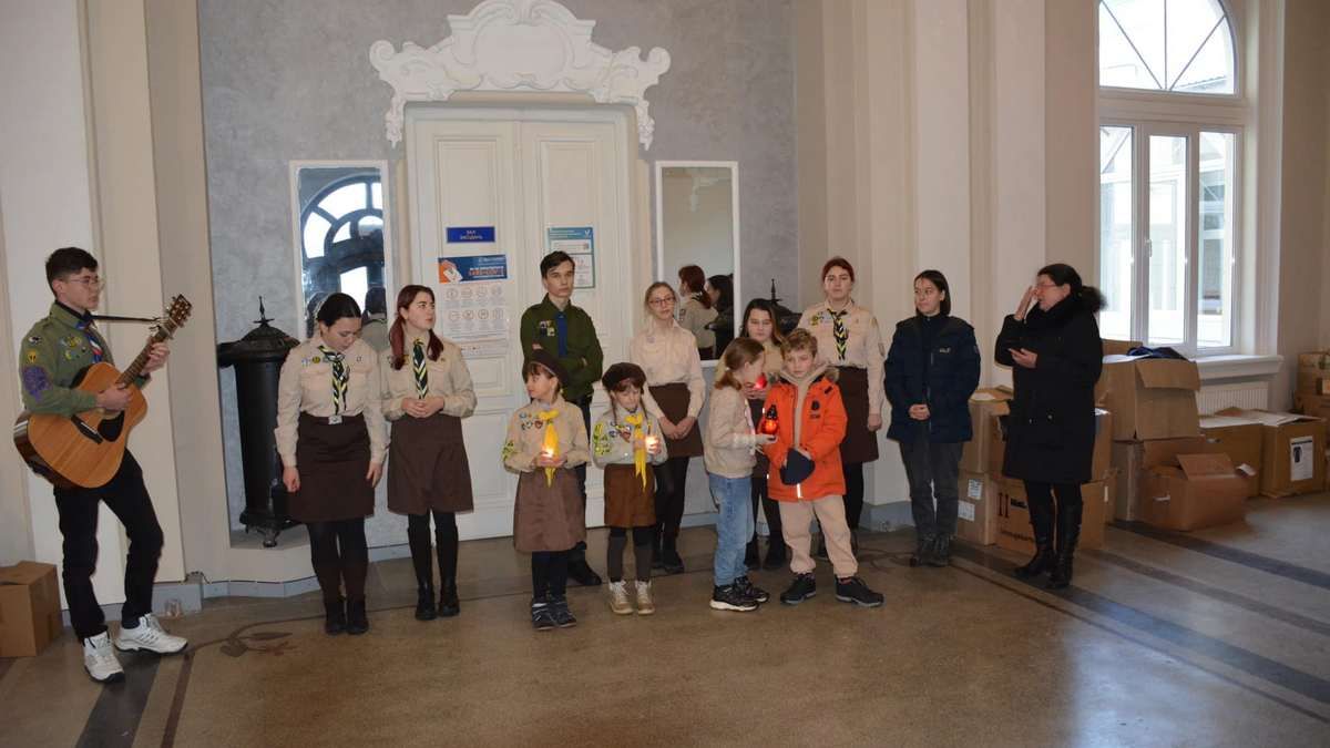 Надвірнянські пластуни передали Вифлеємський вогонь міському голові 5