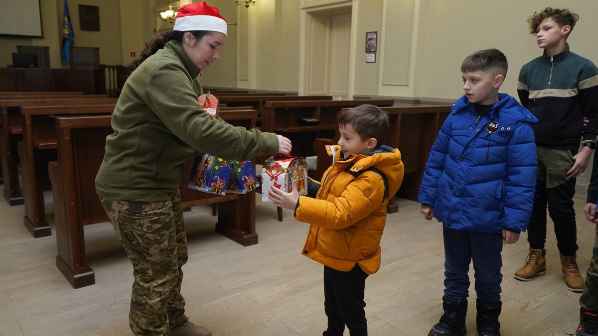 Діти загиблих захисників Коломийської громади отримали різдвяні подарунки