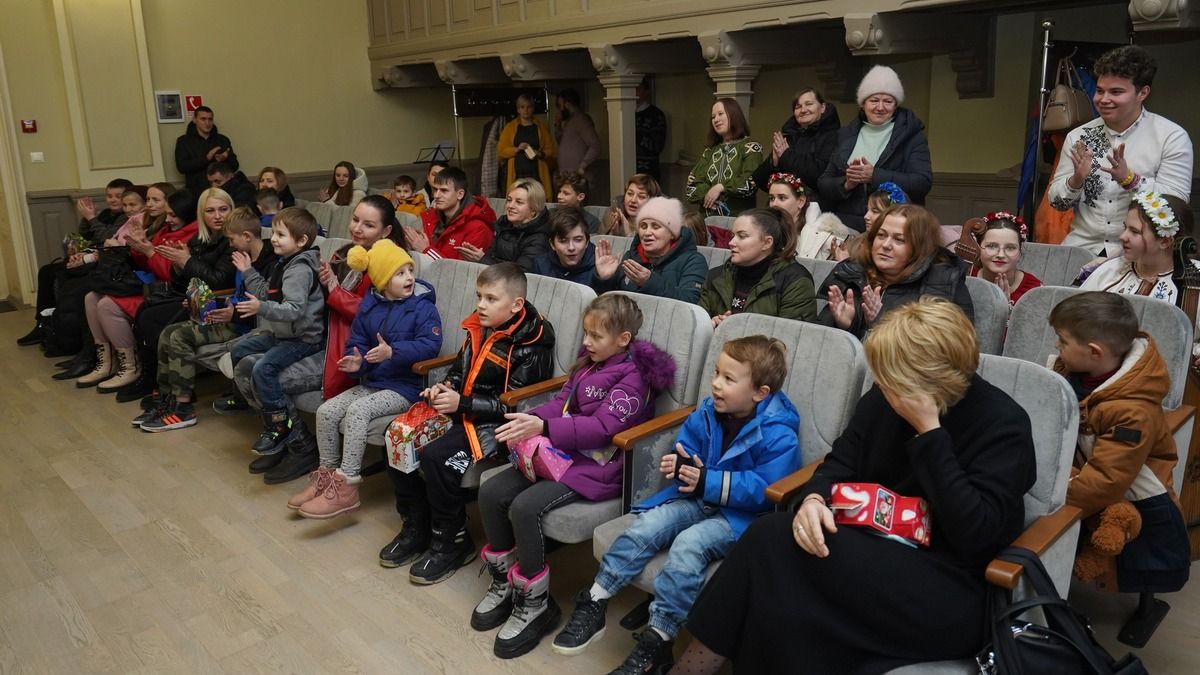 Діти загиблих захисників Коломийської громади отримали різдвяні подарунки 1