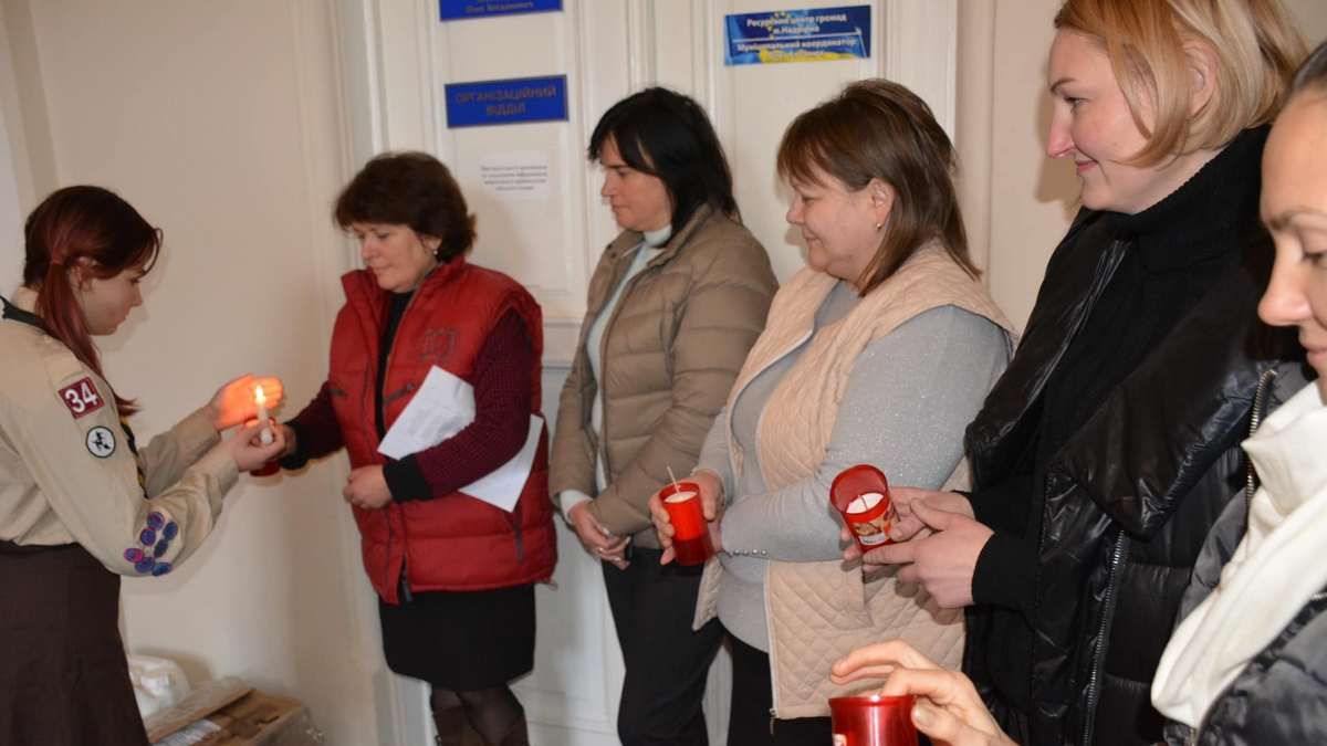 Надвірнянські пластуни передали Вифлеємський вогонь міському голові 4