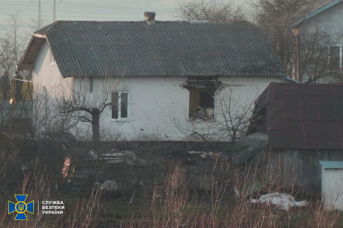 Порушення законів і звичаїв війни: СБУ розслідує ранкове влучання ракети в будинок на Тлумаччині 2