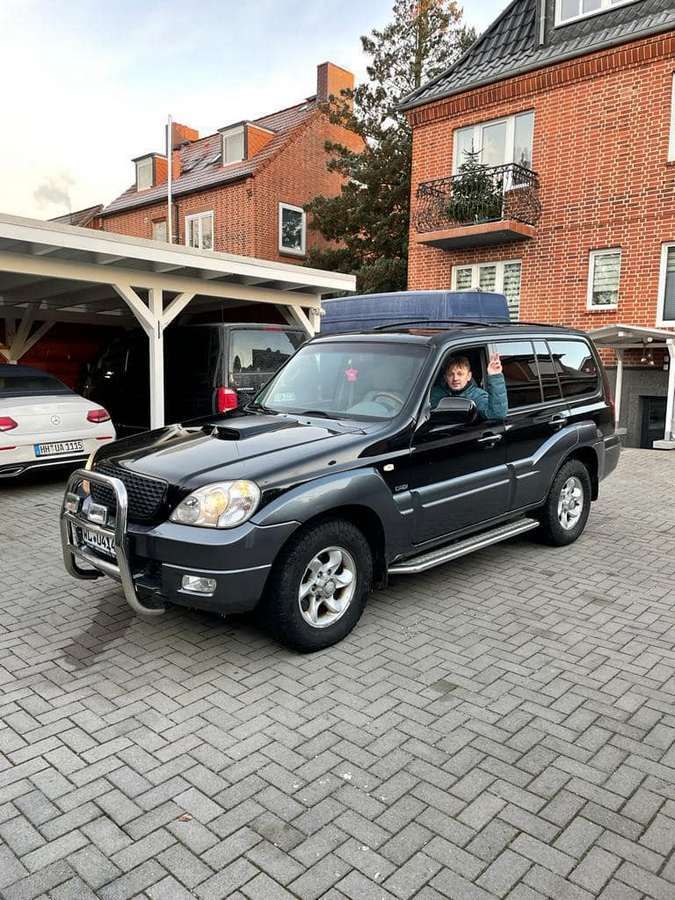 Делятинська громада передала автівку на фронт 3