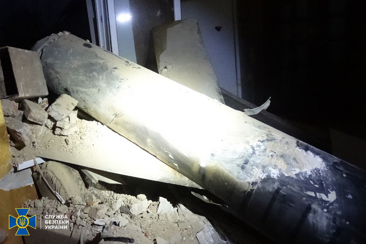 Порушення законів і звичаїв війни: СБУ розслідує ранкове влучання ракети в будинок на Тлумаччині 1