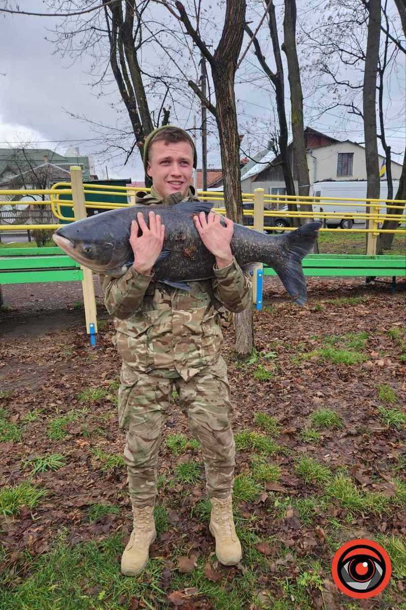 На міському озері в Коломиї вполювали 20-кілограмову рибину 3