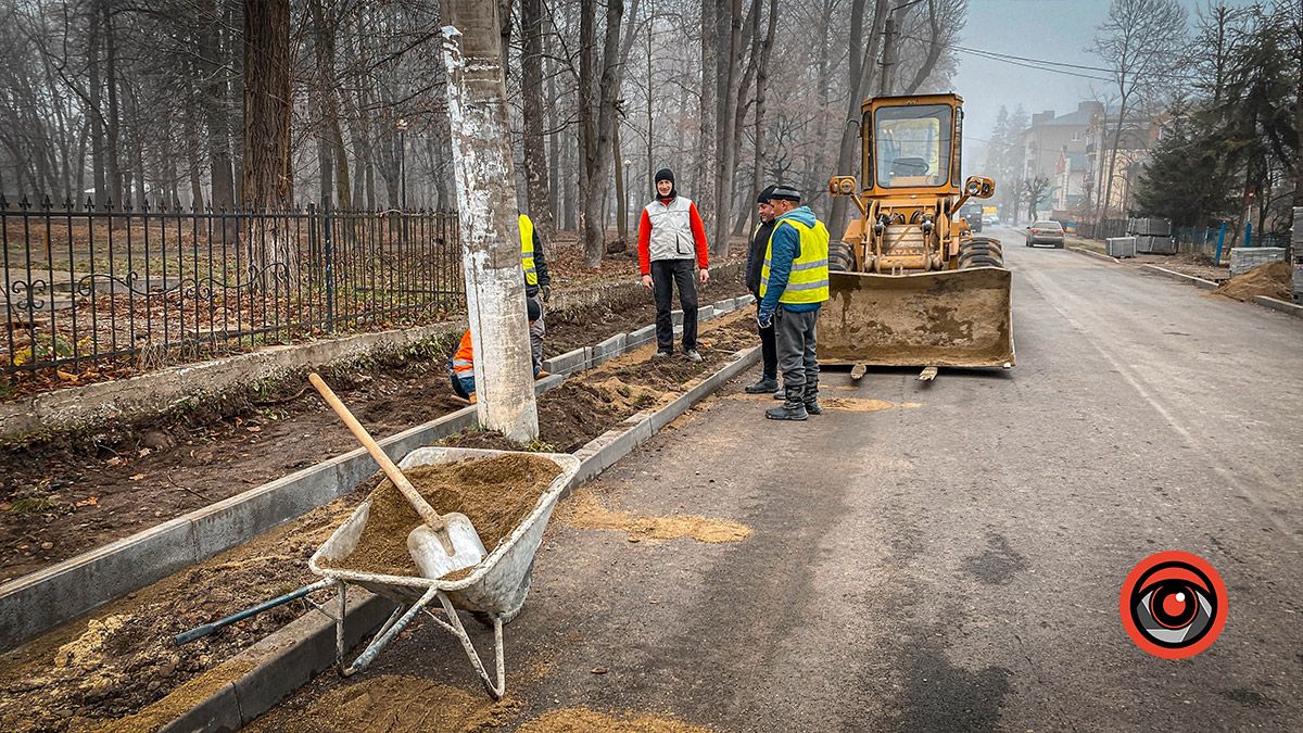 Достукались: на вулиці Чайковського у Коломиї взялися робити тротуар