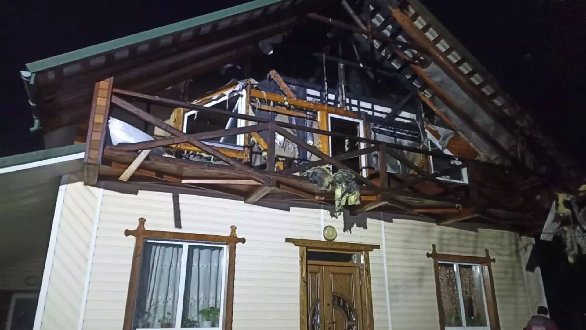 На Косівщині горіла крівля житлового будинку