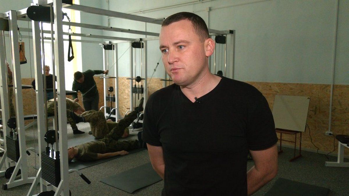 Травматолог-реабілітолог Віталій Надурак лікує військових. Фото: Суспільне Івано-Франківськ