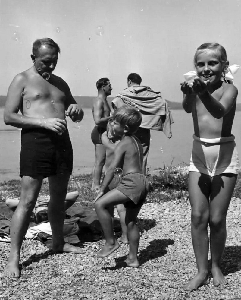 С.Бандера на відпочинку зі сином Андрієм і донькою Лесею (світлина з архіву Центру досліджень визвольного руху)