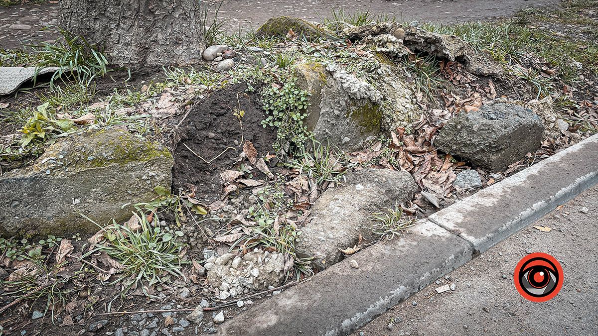 Травмонебезпечні тротуари на вулиці Чайковського 6