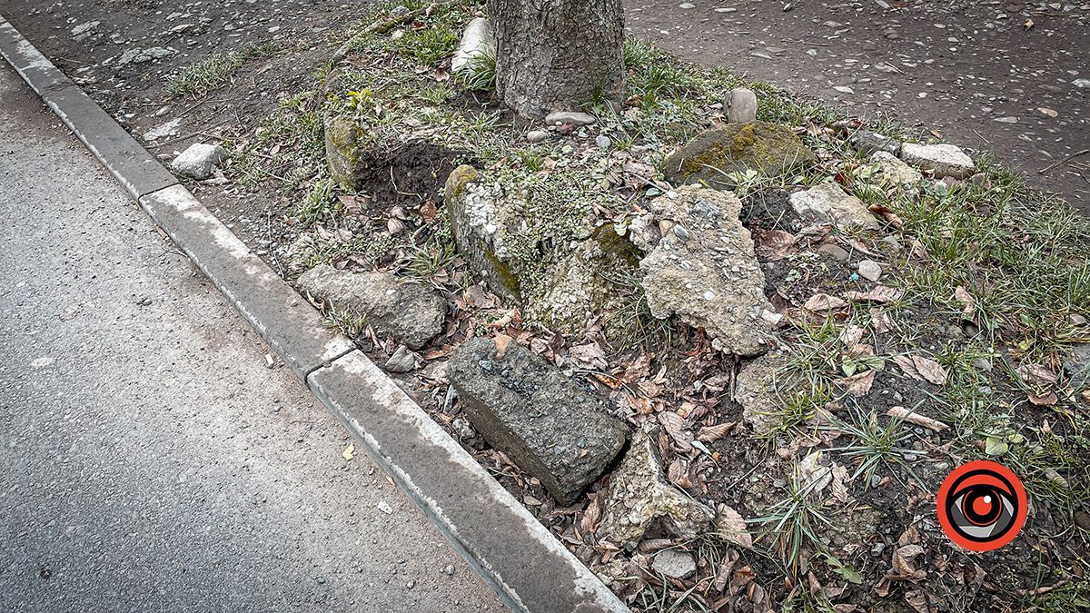 Травмонебезпечні тротуари на вулиці Чайковського 7