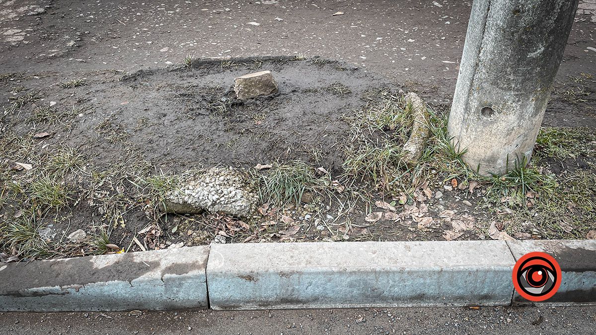 Травмонебезпечні тротуари на вулиці Чайковського 8