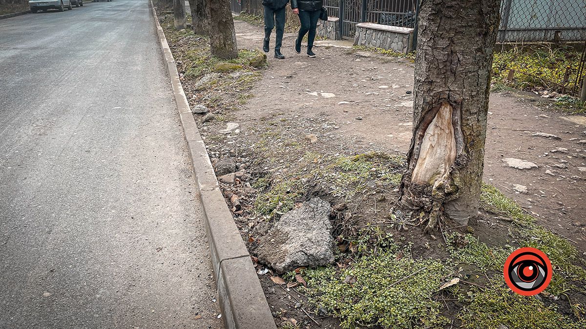 Травмонебезпечні тротуари на вулиці Чайковського 9