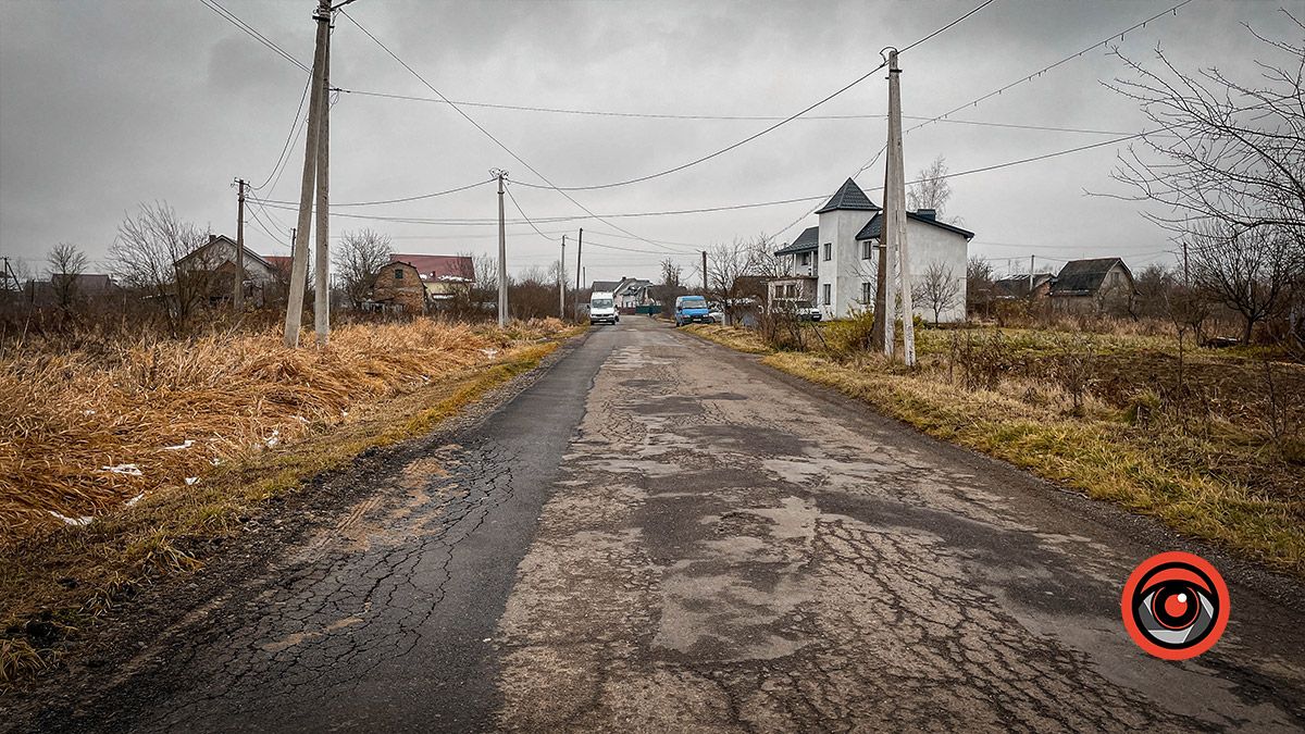 Новий асфальт на вулиці Довбуша частково руйнується 1