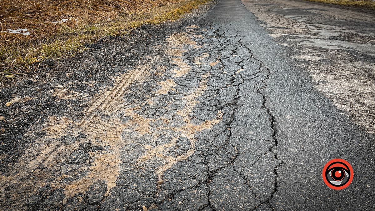 Новий асфальт на вулиці Довбуша частково руйнується 3