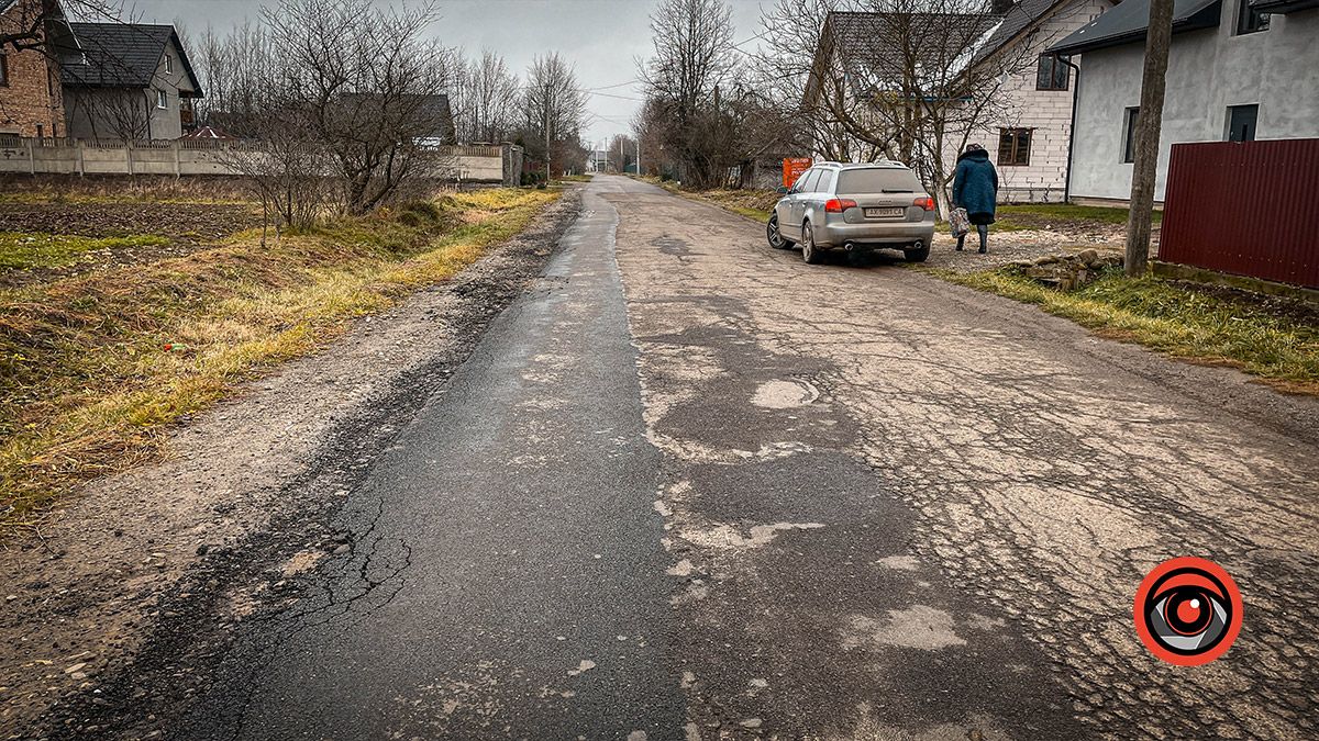 Новий асфальт на вулиці Довбуша частково руйнується 4