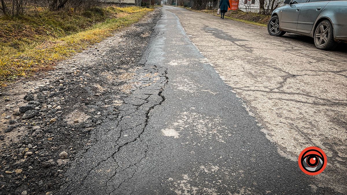 Новий асфальт на вулиці Довбуша частково руйнується 5